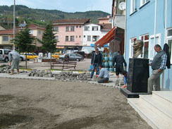 Çam Sokak ve Belediyemizin Önü Kilit Parke Döendi